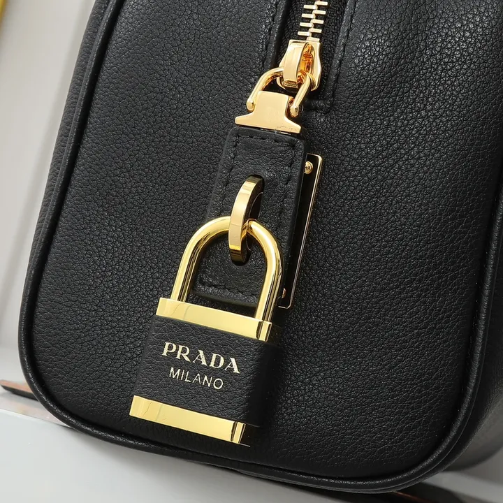 スーパーコピー プラダ キーホルダー