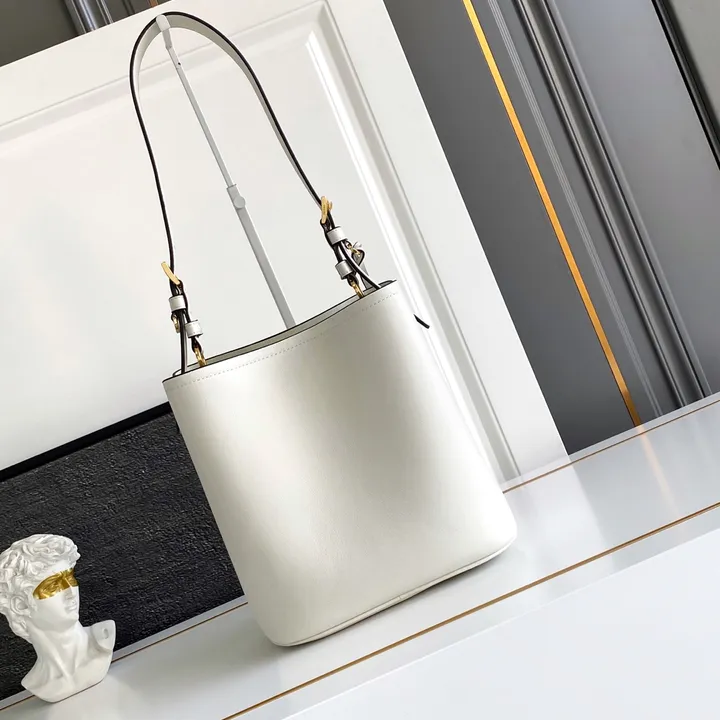 スーパーコピー プラダ キーホルダー