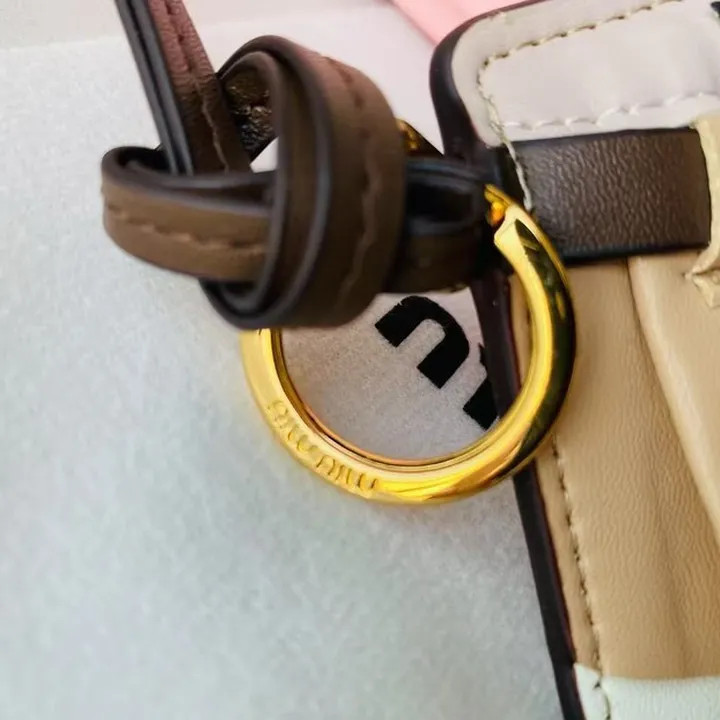 スーパーコピー ミュウミュウ キーホルダー