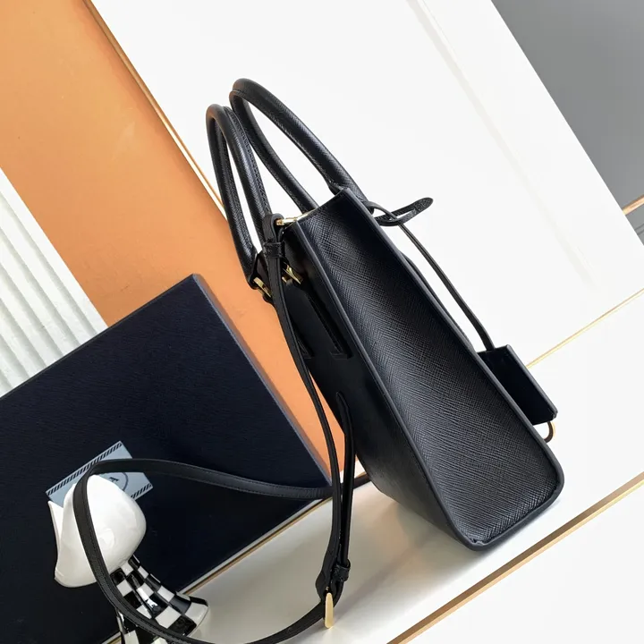 スーパーコピー プラダ キーホルダー