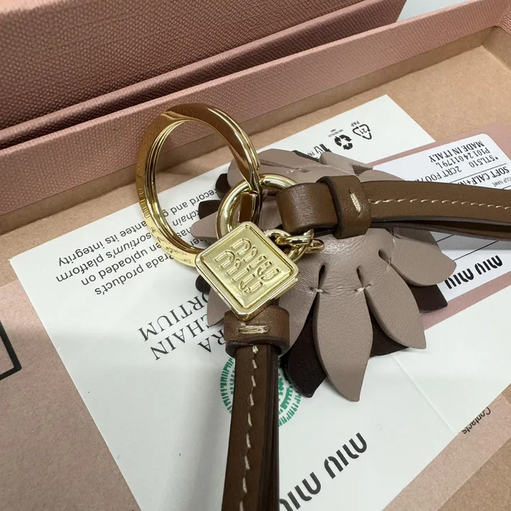 スーパーコピー ミュウミュウ キーホルダー