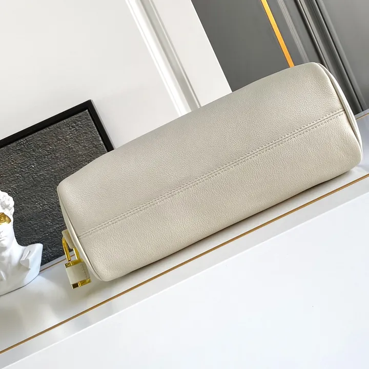 スーパーコピー プラダ キーホルダー