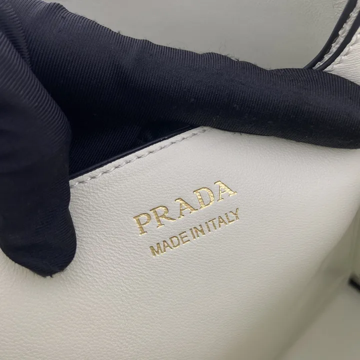 スーパーコピー プラダ キーホルダー