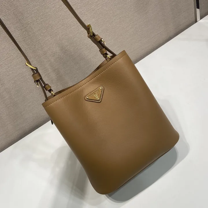 スーパーコピー プラダ キーホルダー