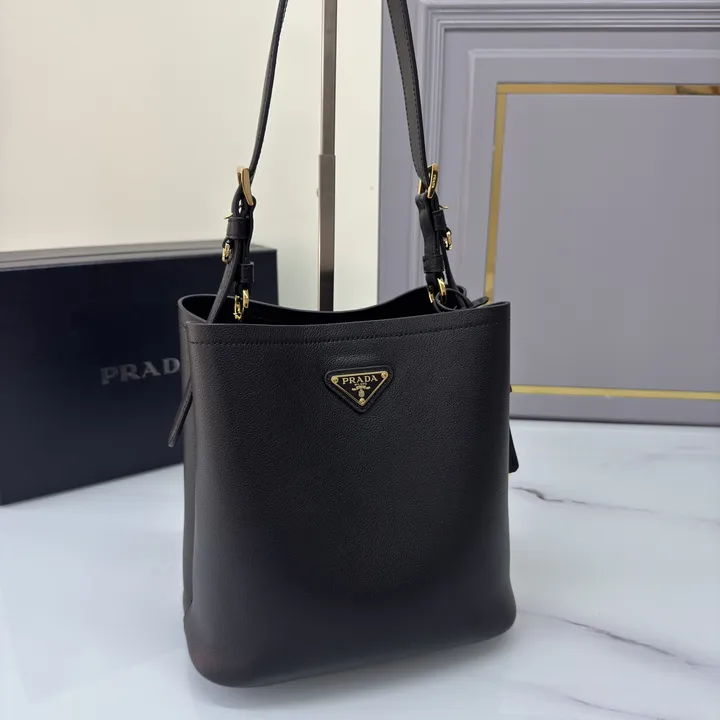 スーパーコピー プラダ キーホルダー