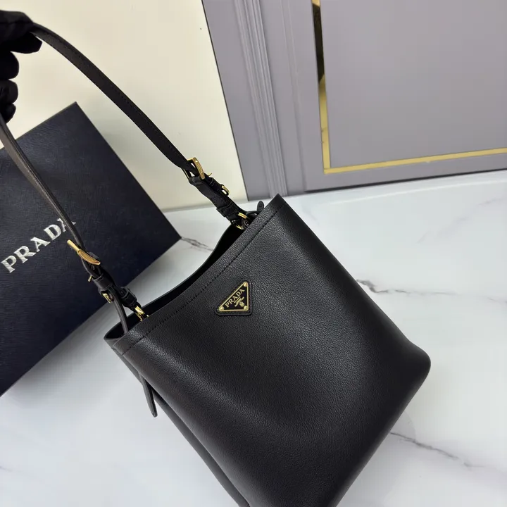 スーパーコピー プラダ キーホルダー