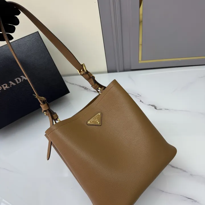 スーパーコピー プラダ キーホルダー