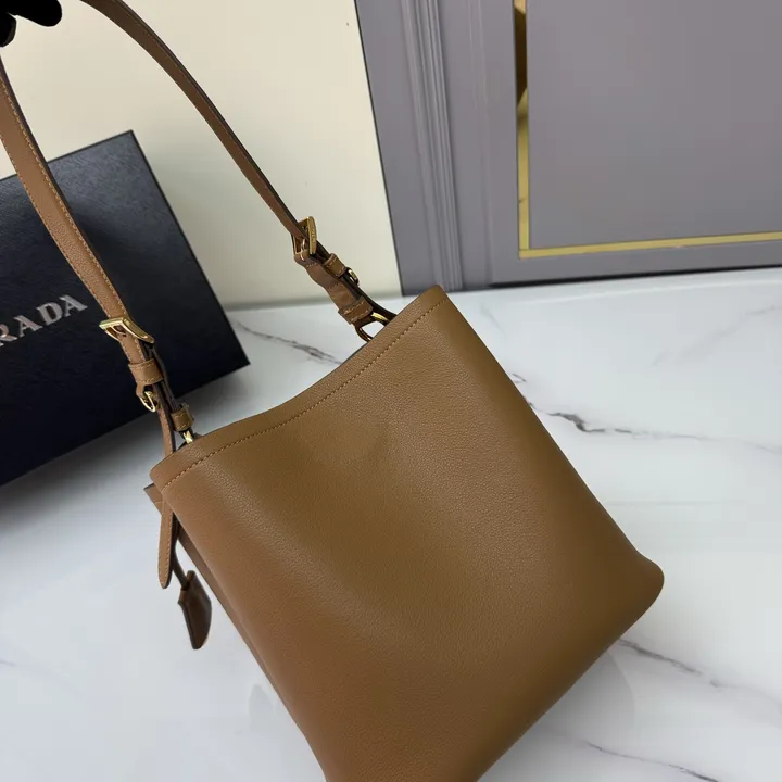 スーパーコピー プラダ キーホルダー