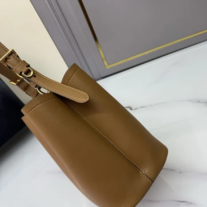 スーパーコピー プラダ キーホルダー