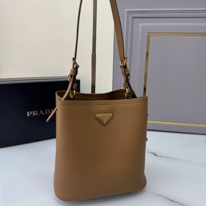 スーパーコピー プラダ キーホルダー