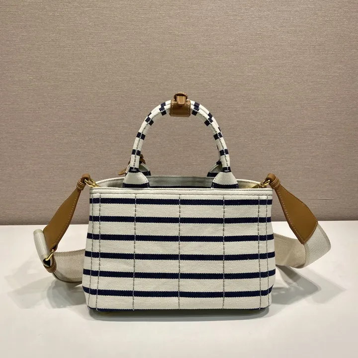スーパーコピー プラダ キーホルダー