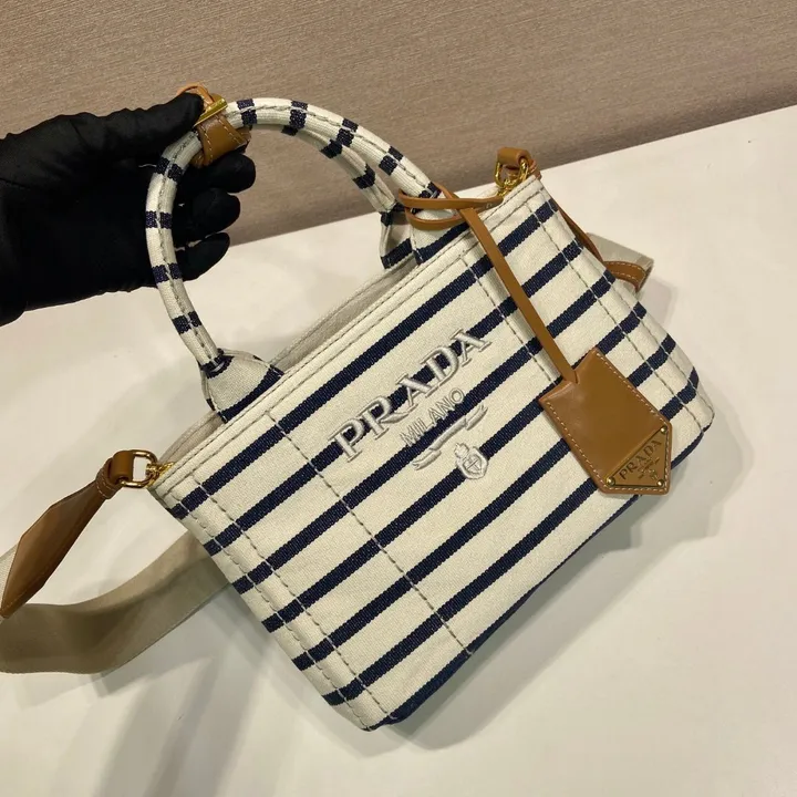 スーパーコピー プラダ キーホルダー