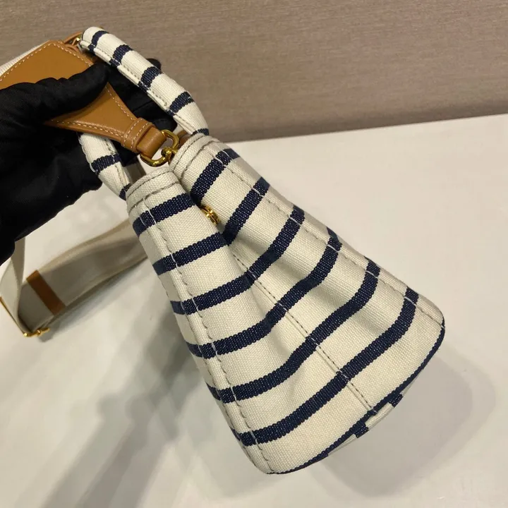 スーパーコピー プラダ キーホルダー