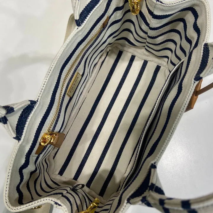 スーパーコピー プラダ キーホルダー