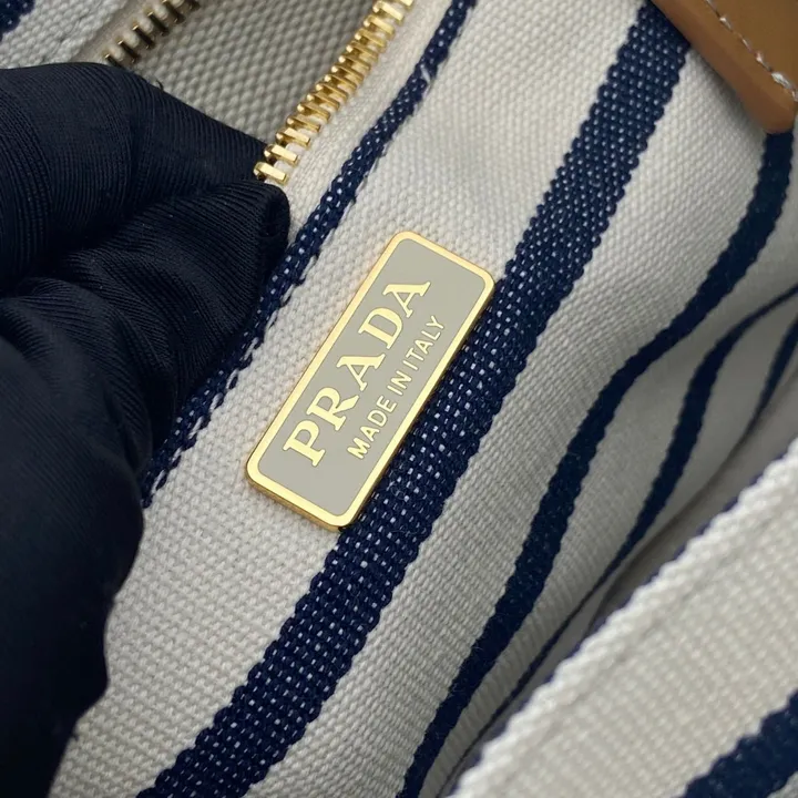 スーパーコピー プラダ キーホルダー