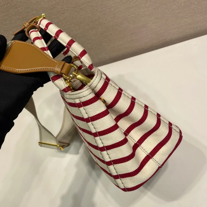 スーパーコピー プラダ キーホルダー