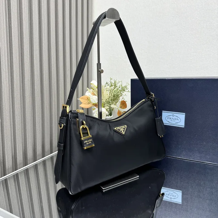 スーパーコピー プラダ キーホルダー