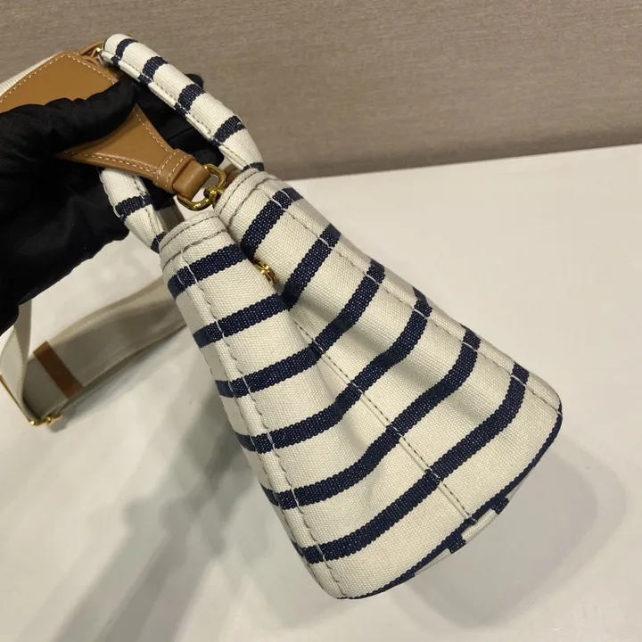 スーパーコピー プラダ キーホルダー