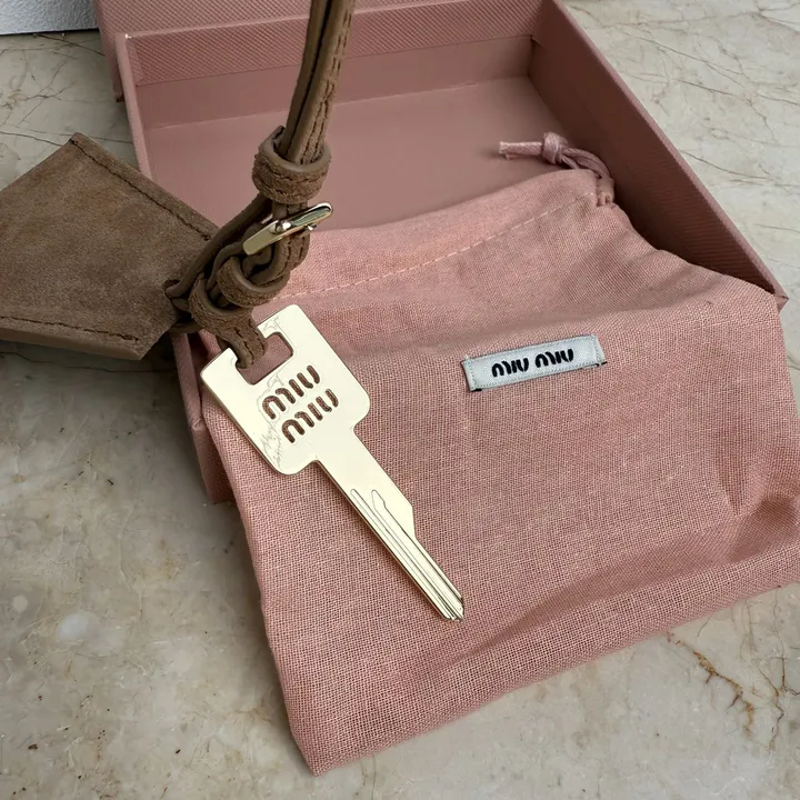 スーパーコピー ミュウミュウ キーホルダー