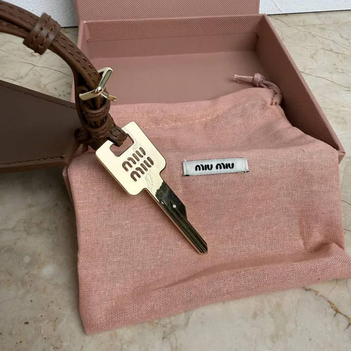 スーパーコピー ミュウミュウ キーホルダー