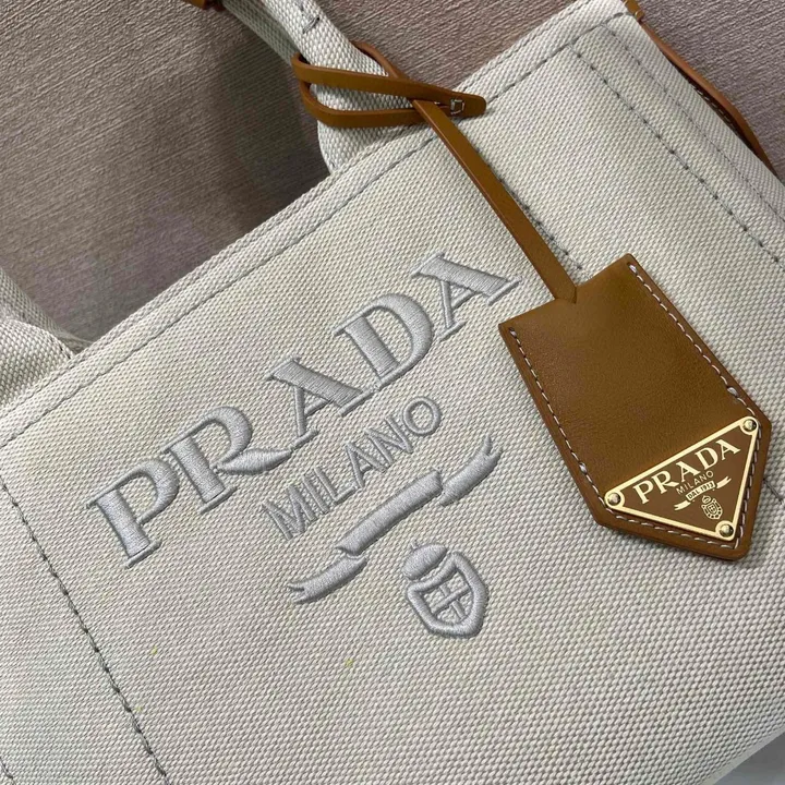 スーパーコピー プラダ キーホルダー