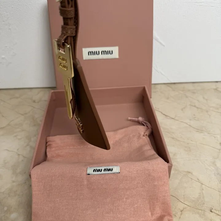 スーパーコピー ミュウミュウ キーホルダー