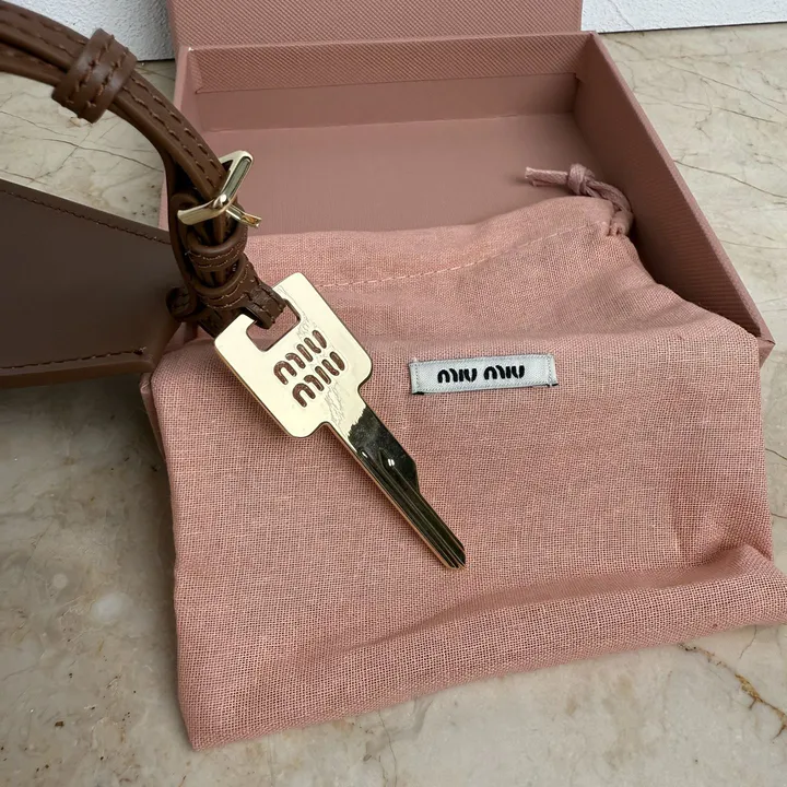 スーパーコピー ミュウミュウ キーホルダー