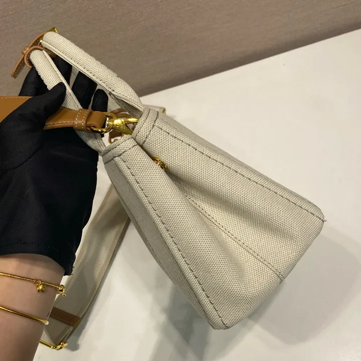 スーパーコピー プラダ キーホルダー