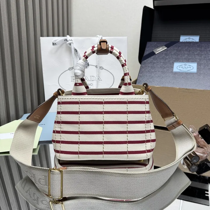 スーパーコピー プラダ キーホルダー