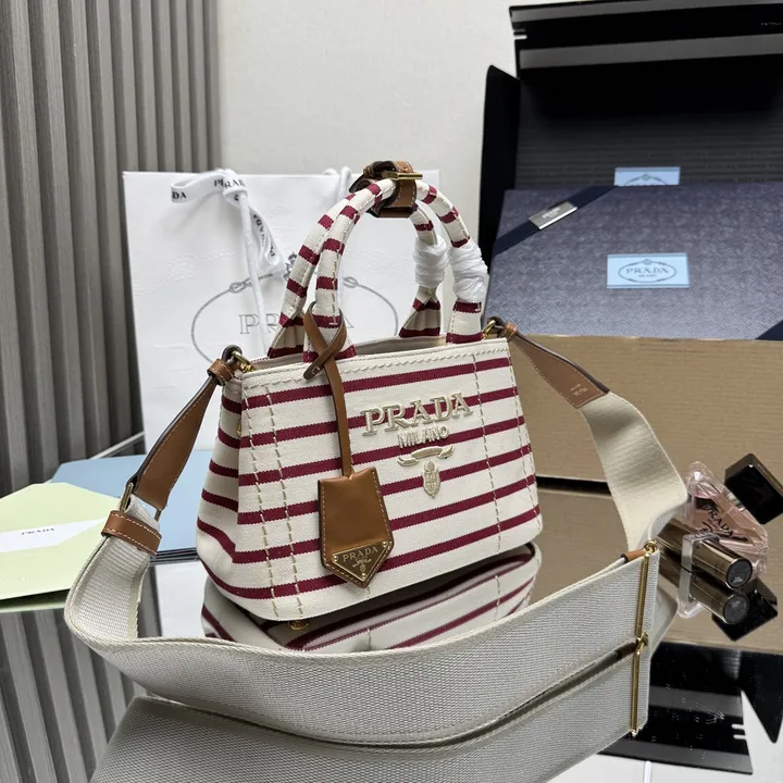 スーパーコピー プラダ キーホルダー