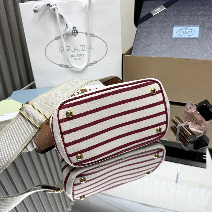 スーパーコピー プラダ キーホルダー