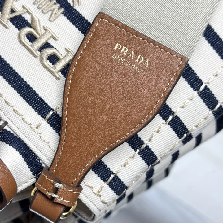 スーパーコピー プラダ キーホルダー