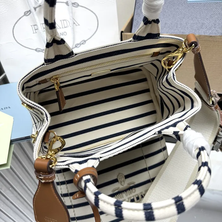 スーパーコピー プラダ キーホルダー