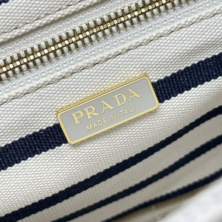 スーパーコピー プラダ キーホルダー