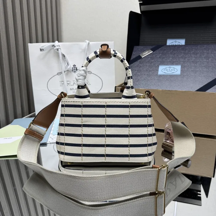 スーパーコピー プラダ キーホルダー