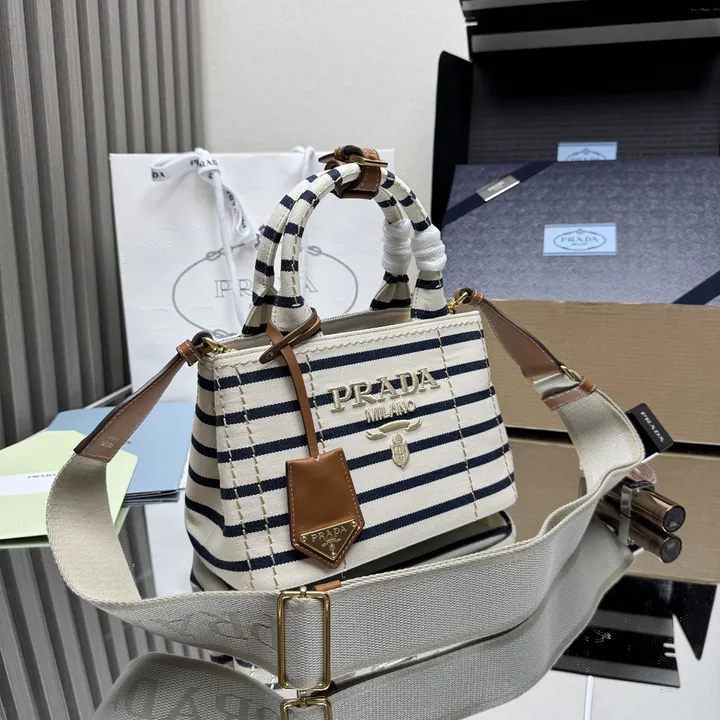 スーパーコピー プラダ キーホルダー