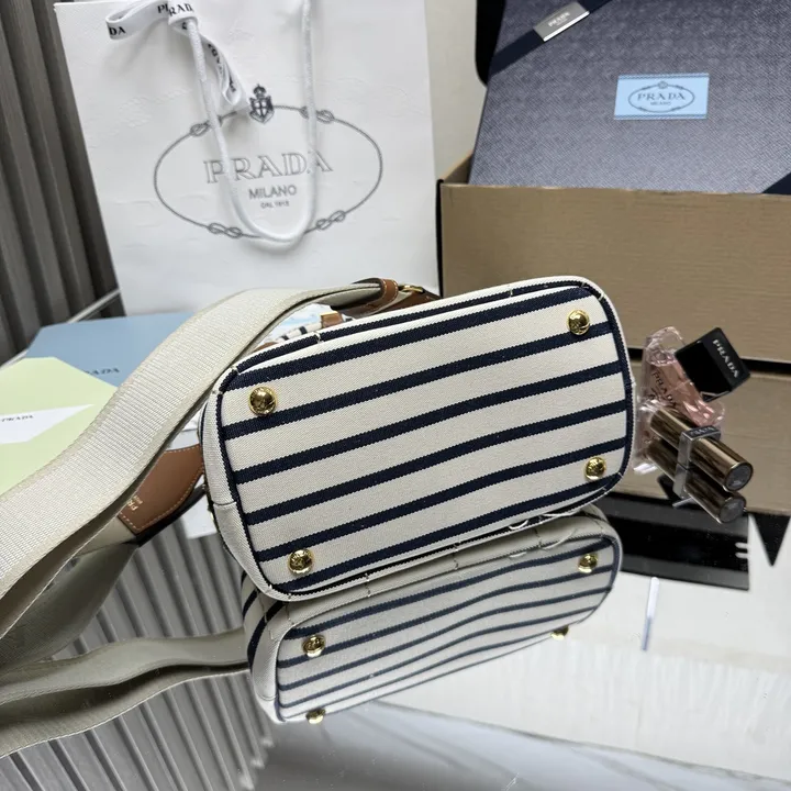 スーパーコピー プラダ キーホルダー