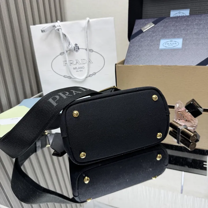 スーパーコピー プラダ キーホルダー