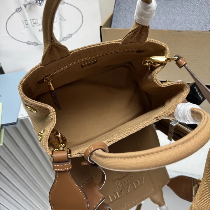 スーパーコピー プラダ キーホルダー