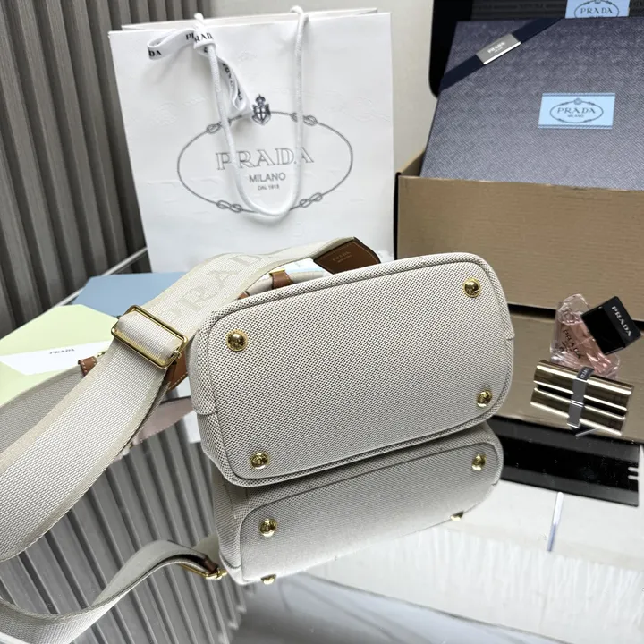 スーパーコピー プラダ キーホルダー