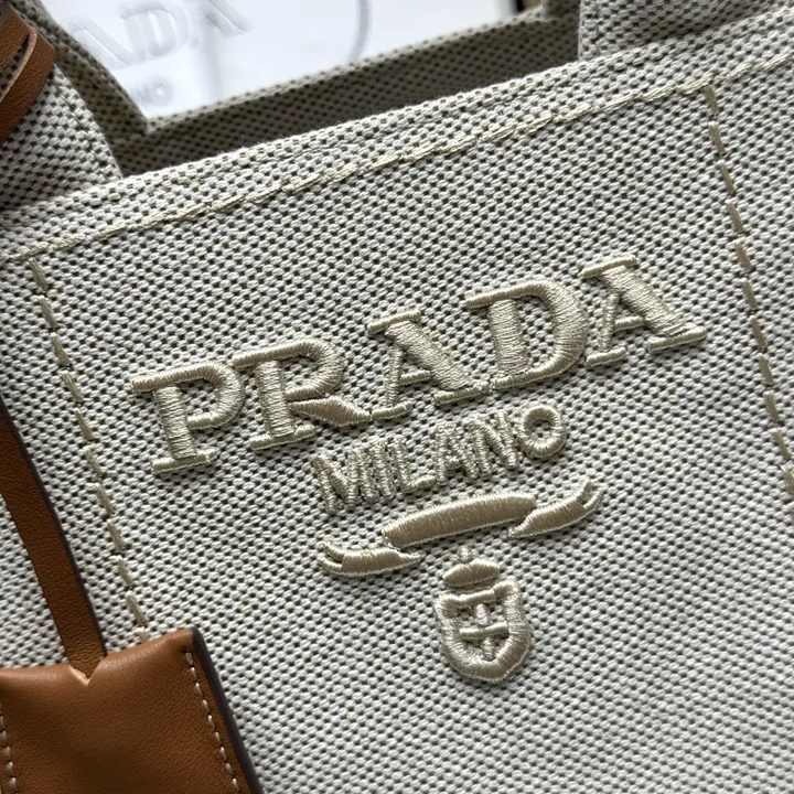 スーパーコピー プラダ キーホルダー