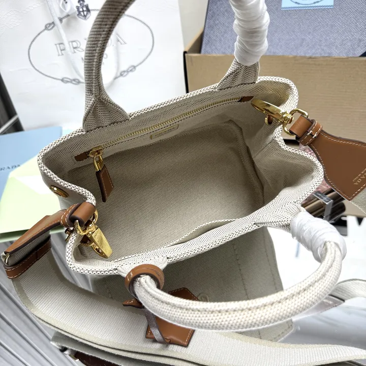 スーパーコピー プラダ キーホルダー