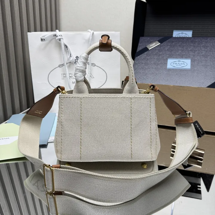 スーパーコピー プラダ キーホルダー