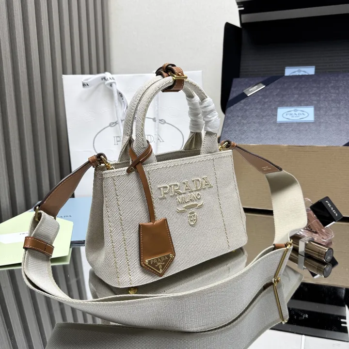 スーパーコピー プラダ キーホルダー