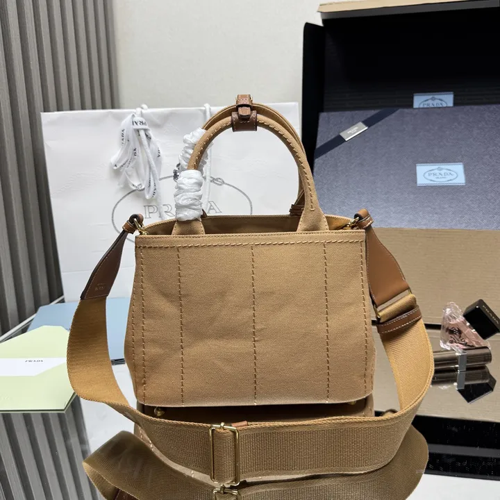 スーパーコピー プラダ キーホルダー