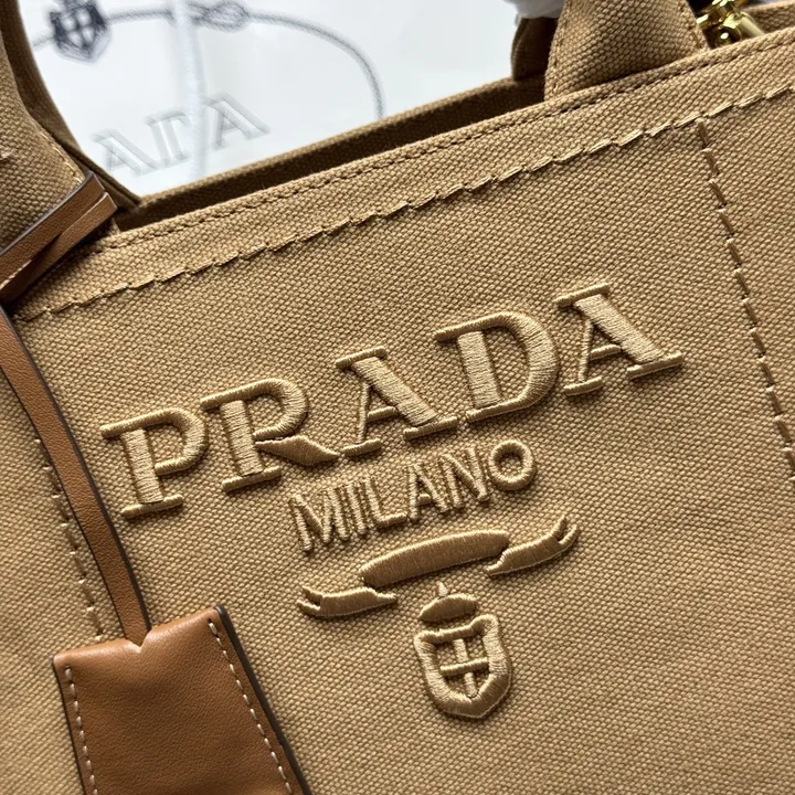 スーパーコピー プラダ キーホルダー