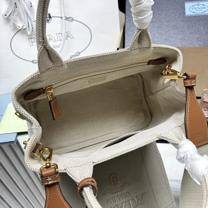 スーパーコピー プラダ キーホルダー