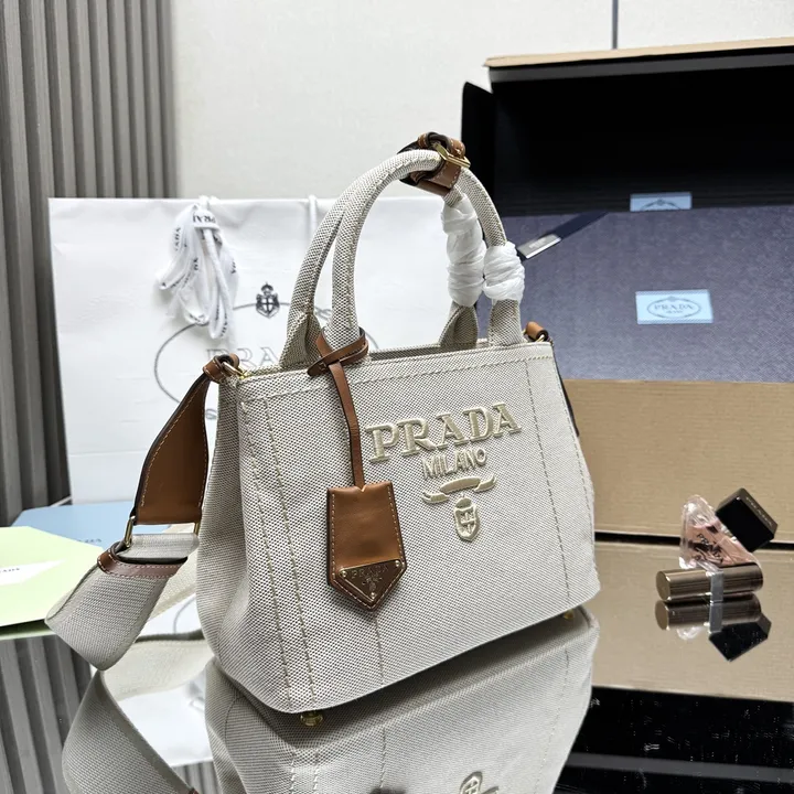 スーパーコピー プラダ キーホルダー