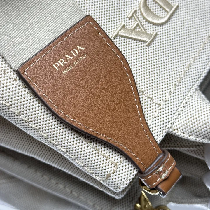 スーパーコピー プラダ キーホルダー