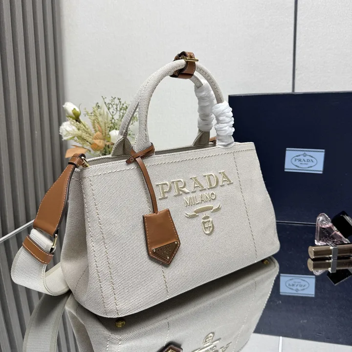 スーパーコピー プラダ キーホルダー